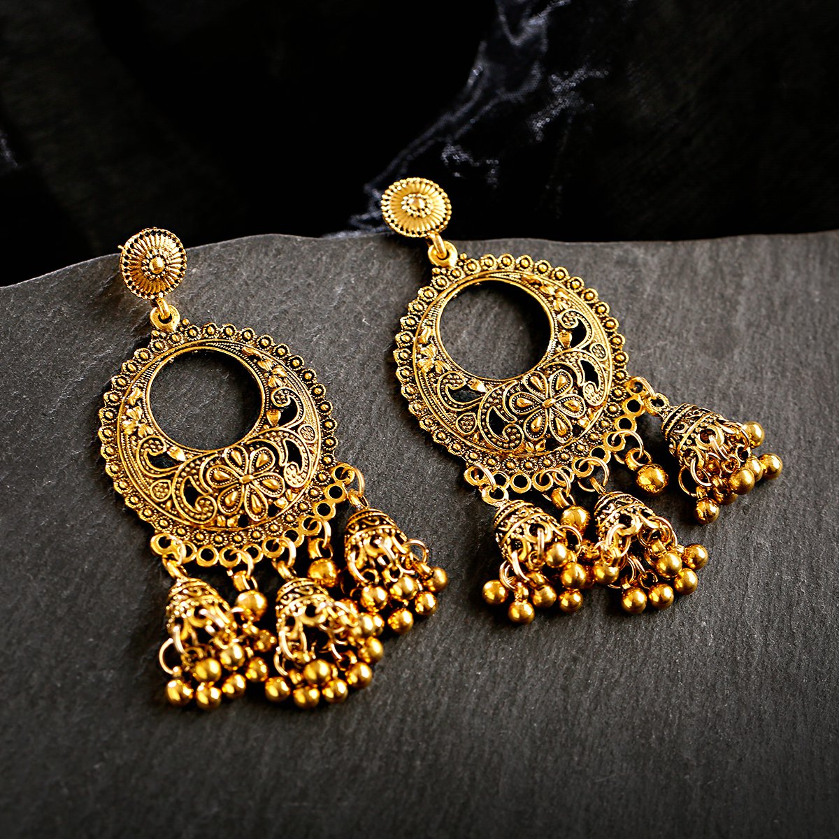 Ethnische Blumen-Quasten-Ohrri – Indian Wedding Supply Bewertung und Preis