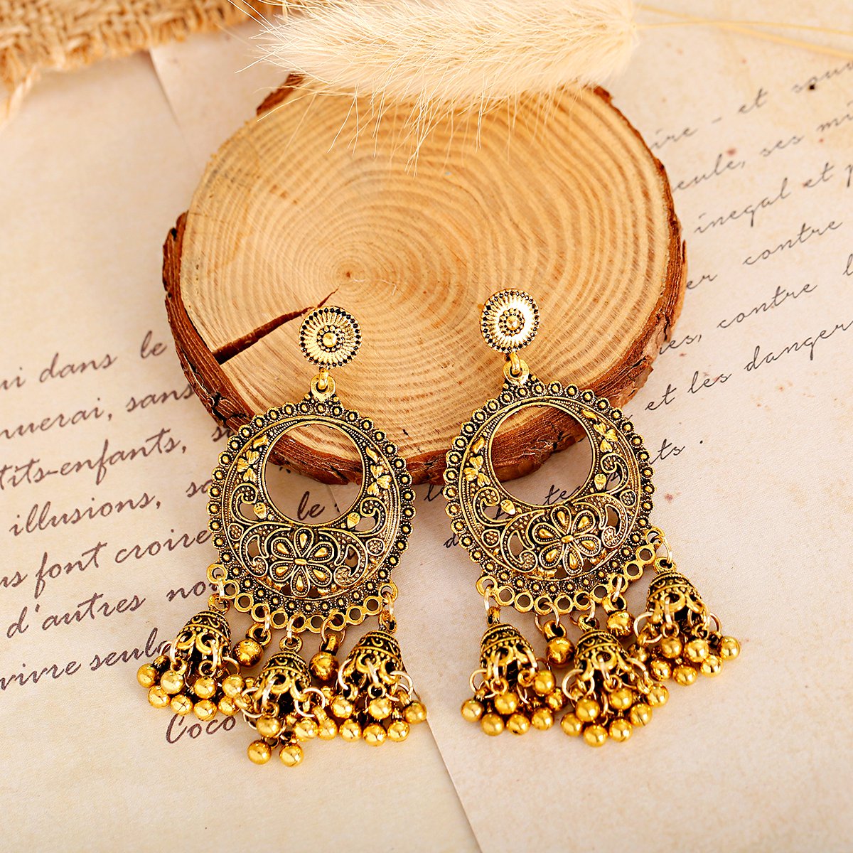 Ethnische Blumen-Quasten-Ohrri – Indian Wedding Supply Bewertung und Preis